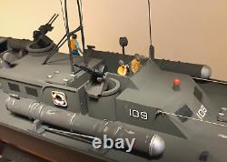 WW2 PT-109 COMMANDÉ PAR LTJG. JOHN KENNEDY - Échelle 164 CONSTRUIT PAR DES PROFESSIONNELS AVEC SOCLE EN BOIS