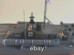 WW2 PT-109 COMMANDÉ PAR LTJG. JOHN KENNEDY - Échelle 164 CONSTRUIT PAR DES PROFESSIONNELS AVEC SOCLE EN BOIS