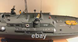 WW2 PT-109 COMMANDÉ PAR LTJG. JOHN KENNEDY - Échelle 164 CONSTRUIT PAR DES PROFESSIONNELS AVEC SOCLE EN BOIS
