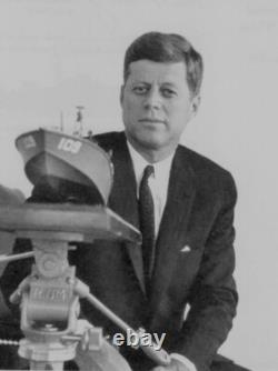 WW2 PT-109 COMMANDÉ PAR LTJG. JOHN KENNEDY - Échelle 1/72 CONSTRUIT PAR UN PROFESSIONNEL AVEC SOCLE EN BOIS