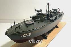 WW2 PT-109 commandé par le lieutenant (j.g.) John Kennedy - échelle 1/72, préassemblé avec base en bois