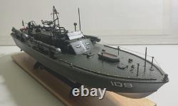WW2 PT-109 commandé par le lieutenant (j.g.) John Kennedy - échelle 1/72, préassemblé avec base en bois