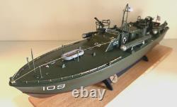 WW2 PT-109 commandé par le lieutenant (j.g.) John Kennedy - échelle 1/72, préassemblé avec base en bois