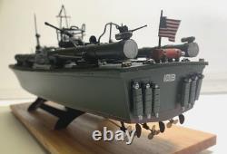 WW2 PT-109 commandé par le lieutenant (j.g.) John Kennedy - échelle 1/72, préassemblé avec base en bois