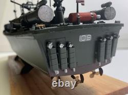 WW2 PT-109 commandé par le lieutenant (j.g.) John Kennedy - échelle 1/72, préassemblé avec base en bois