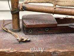 Yacht à Voile en Bois Schoenhut Antique de la Série Planète MARS avec Socle des Années 1930