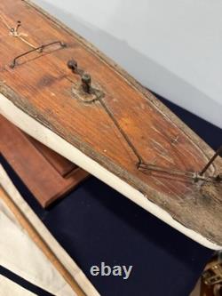 Yacht de bassin à voile libre antique des années 1920 de grande taille Vanne auto-dirigeante Marblehead 1M