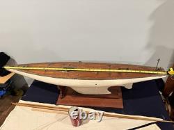 Yacht de bassin à voile libre antique des années 1920 de grande taille Vanne auto-dirigeante Marblehead 1M