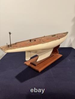 Yacht de bassin à voile libre antique des années 1920 de grande taille Vanne auto-dirigeante Marblehead 1M