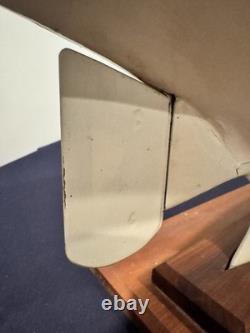 Yacht de bassin à voile libre antique des années 1920 de grande taille Vanne auto-dirigeante Marblehead 1M