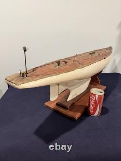 Yacht de bassin à voile libre antique des années 1920 de grande taille Vanne auto-dirigeante Marblehead 1M