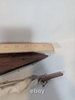 Yacht de bassin vintage antique en bois à restaurer noir 3 pieds